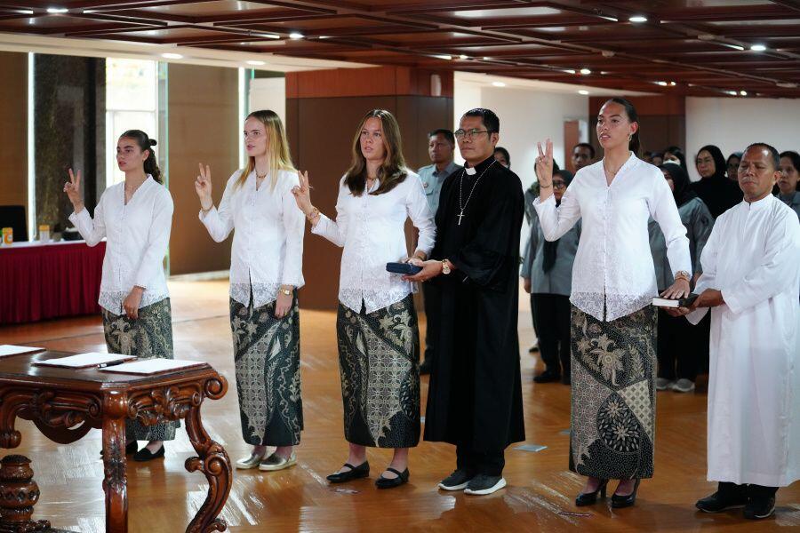 Emily Julia Frederica Nahon, Felicia Victoria de Zeeuw, Iris Joska de Rouw, dan Isa Guusje Warps mengambil sumpah jadi WNI di Jakarta, 10 Juni 2025. (Dok. PSSI)