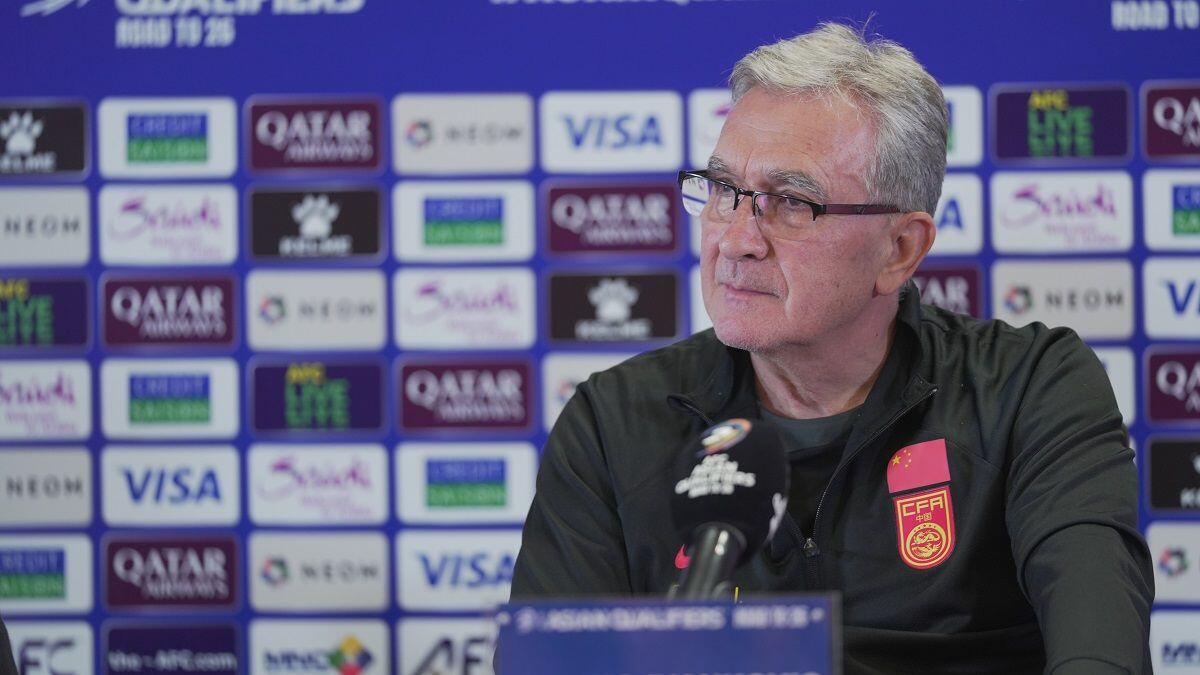 Pelatih Timnas Cina, Branko Ivankovic, di ruang konferensi pers Stadion Utama Gelora Bung Karno, Jakarta, 4 Juni 2025. (Yogie Gandanaya/Skor.id)