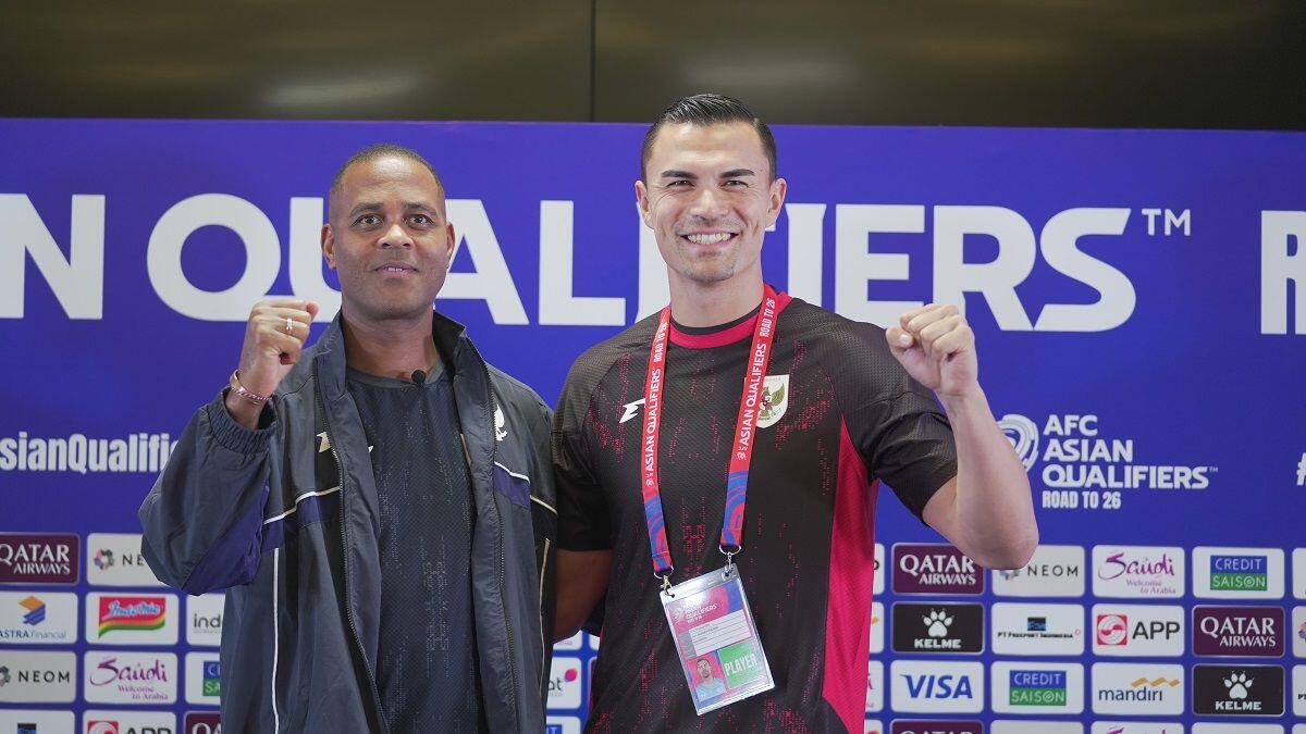 Pelatih Timnas Indonesia, Patrick Kluivert (berjaket), ditemani kiper Emil Audero, jelang lawan Cina di Stadion Utama Gelora Bung Karno, Jakarta, 4 Juni 2025. (Yogie Gandanaya/Skor.id)
