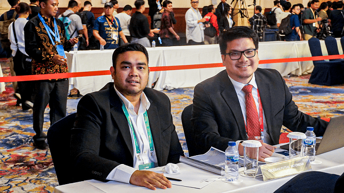 Ketua Umum FFI, Michael Sianipar (kaca mata), didampingi Bendahara Umum FFI, Rorian Pratyaksa, menghadiri Kongres Biasa FFI 2025 di Jakarta, 4 Juni 2025. (Media FFI)