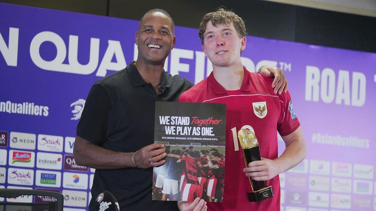 Pelatih Timnas Indonesia, Patrick Kluivert (baju hitam), bersama pemainnya Ole Romeny usai konferensi pers pascalaga lawan Cina di SUGBK, Jakarta, 5 Juni 2025. (Yogie Gandanaya/Skor.id)