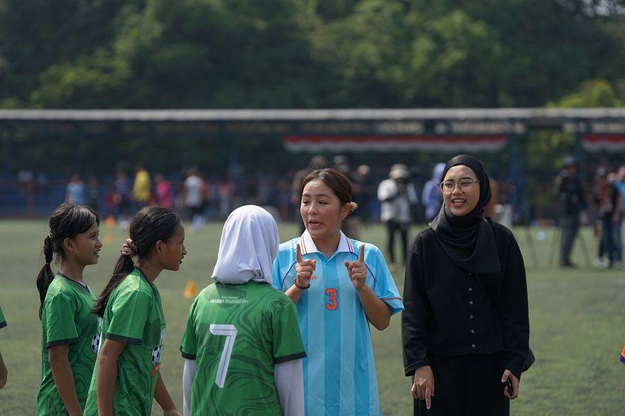 Mana Iwabuchi (baju biru) berbagi ilmu ke pesepakbola wanita Indonesia dalam coaching clinic yang digagas MilkLife Soccer Challenge di Pancoran Soccer Field, Jakarta, 3 Agustus 2025. (Istimewa)