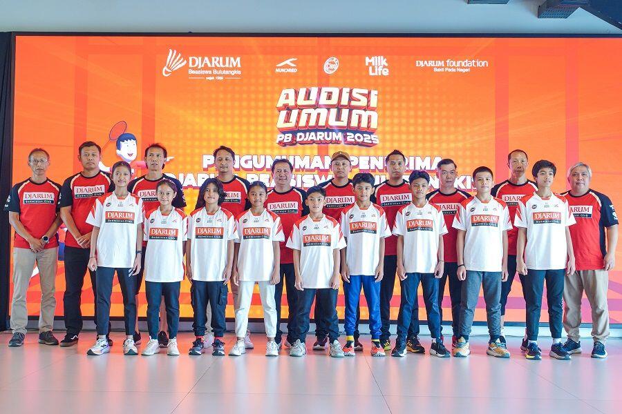 Sembilan atlet meraih Djarum Beasiswa Bulutangkis sekaligus resmi gabung klub PB Djarum di Kudus pada 8 Oktober 2025. (Media PB Djarum)