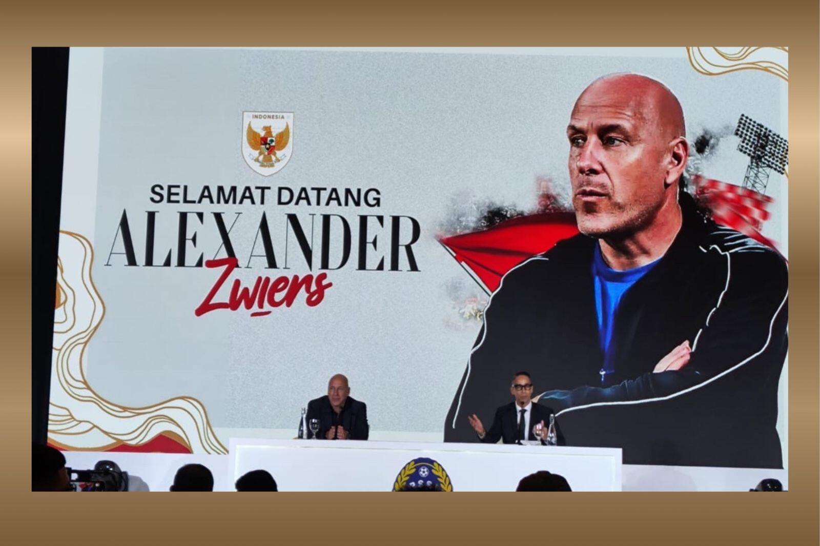 Alexander Zwiers (kiri) saat diperkenalkan sebagai Dirtek baru PSSI di Jakarta, Senin (25/8/2025). (Foto: Gangga Basudewa/Grafis: Skor.id)