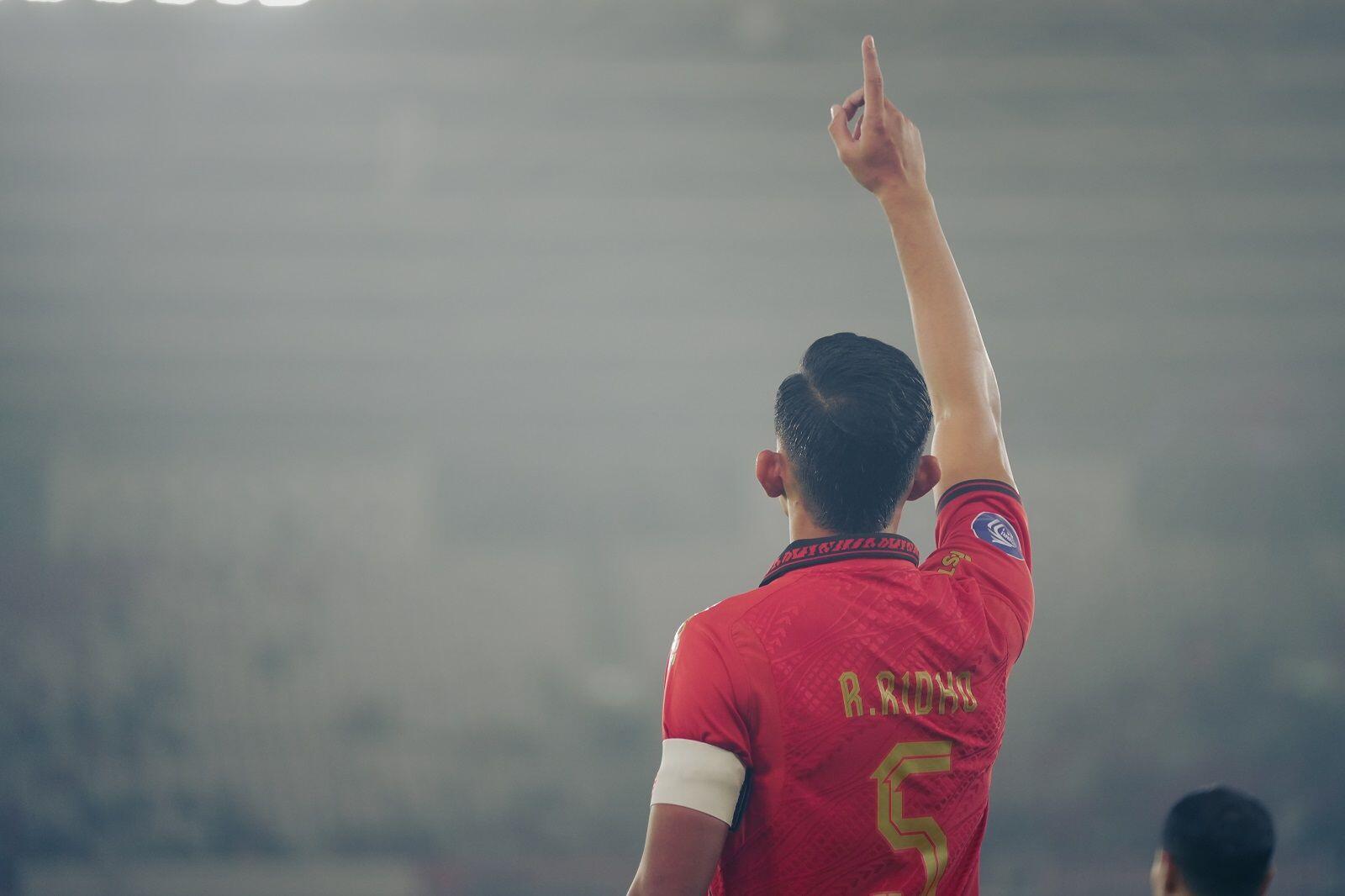 Bek sekaligus kapten Persija Jakarta, Rizky Ridho, dalam laga melawan Persebaya Surabaya pada Liga 1 2024-2025 di Stadion Utama Gelora Bung Karno, Jakarta, 12 April 2025. (Yogie Gandanaya/Skor.id)