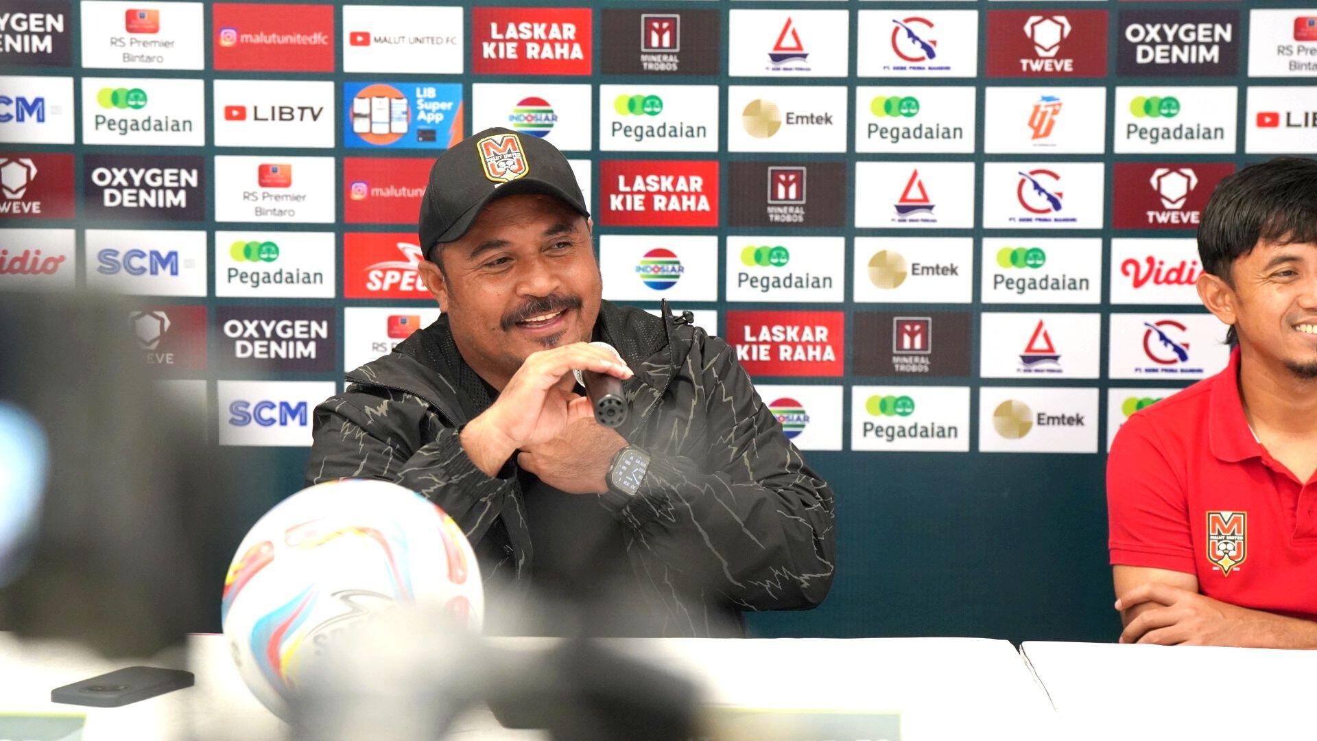 Pelatih Malut United, Imran Nahumarury memberikan keterangan kepada awak media setelah mengalahkan Persiraja Banda Aceh pada perebutan peringkat ketiga Liga 2 2023-2024 di Stadion Madya, Jakarta, 9 Maret 2024.