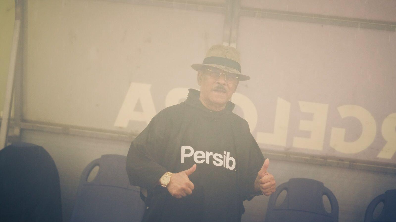 Manajer Persib Bandung, Umuh Muchtar, berpose pada perayaan juara Liga 1 2024-2025 di Stadion Gelora Bandung Lautan Api (GBLA), Bandung, 24 Mei 2025. (Yogie Gandanaya/Skor.id)