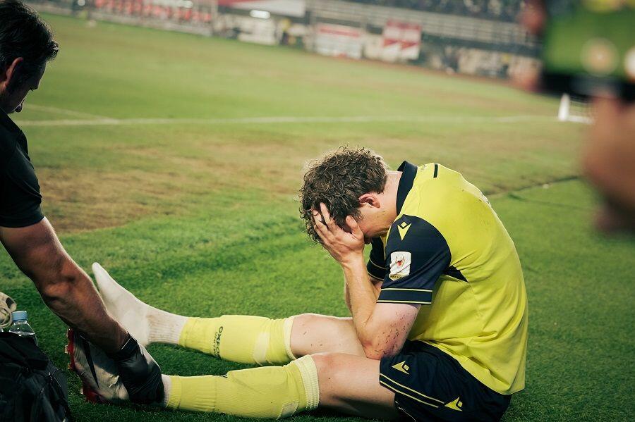 Penyerang Timnas Indonesia, Ole Romeny, tertunduk kecewa karena mengalami cedera tak lama usai mencetak gol untuk Oxford United ke gawang Arema FC di Stadion Si Jalak Harupat, Bandung, pada 10 Juli 2025. (Yogie Gandanaya/Skor.id)