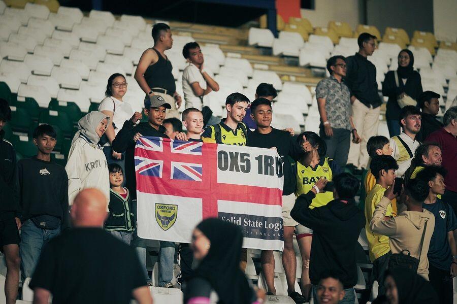 Penonton asal Indonesia bersama suporter dari Inggris bersama memberikan dukungan kepada Oxford United yang berjuang pada Piala Presiden 2025 di Stadion Si Jalak Harupat, Bandung, 13 Juli 2025. (Yogie Gandanaya/Skor.id)