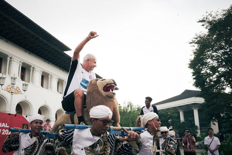 Pelatih Port FC, Alexandre Torreira da Gama Lima (atas), menikmati kesenian sisingaan di Bandung dalam salah satu acara pada keikutsertaan klub di Piala Presiden 2025, Juli 2025. (Yogie Gandanaya/Skor.id)