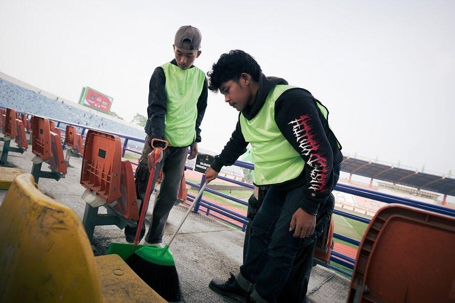 Aksi bersih-bersih yang dilakukan di Stadion Si Jalak Harupat, Bandung, dalam penyelenggaraan Piala Presiden 2025, Juli 2025. (Yogie Gandanaya/Skor.id)