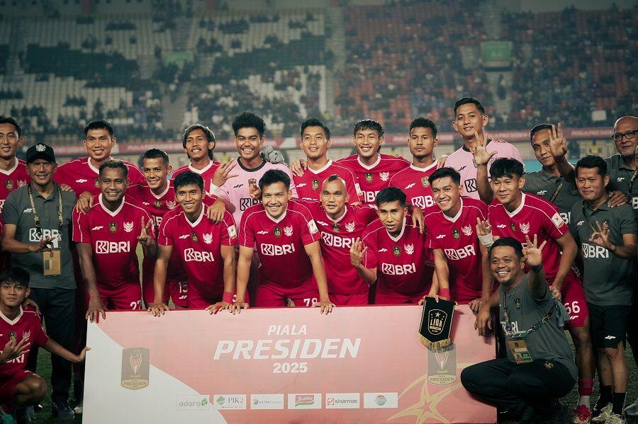 Skuad Liga Indonesia All Star yang merupakan pilihan fans berfoto bersama di Stadion Si Jalak Harupat, Bandung, jelang menjalani laga terakhirnya pada Piala Presiden 2025, 12 Juli 2025. (Yogie Gandanaya/Skor.id)