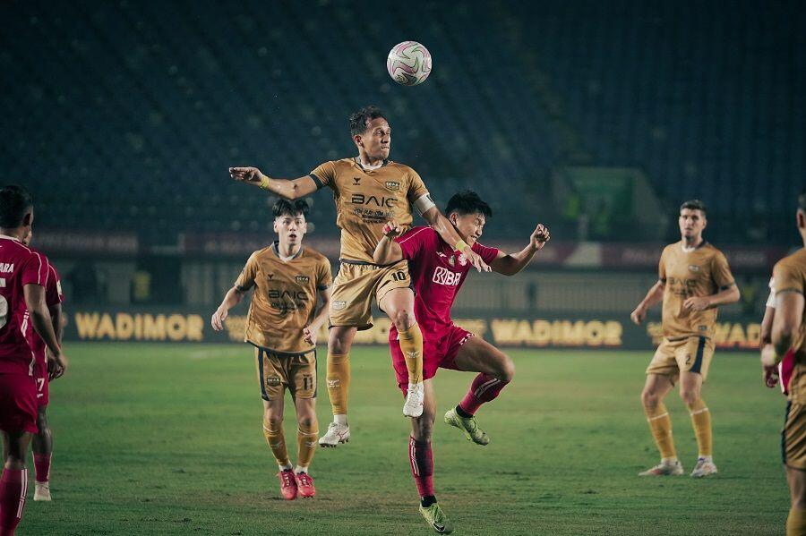 Duo pemain berlabel Timnas Indonesia, Egy Maulana Vikri (kuning) dan Witan Sulaeman, berebut bola saat membela Dewa United FC dan Liga Indonesia All Star (merah) pada Piala Presiden 2025, 12 Juli 2025. (Yogie Gandanaya/Skor.id)