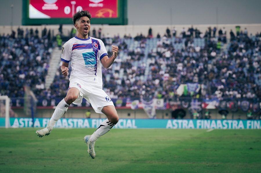Penyerang Port FC yang juga peraih gelar Pemain Terbaik Piala Presiden 2025, Bordin Phala, merayakan golnya di Stadion Si Jalak Harupat, Bandung, Juli 2025. (Yogie Gandanaya/Skor.id)