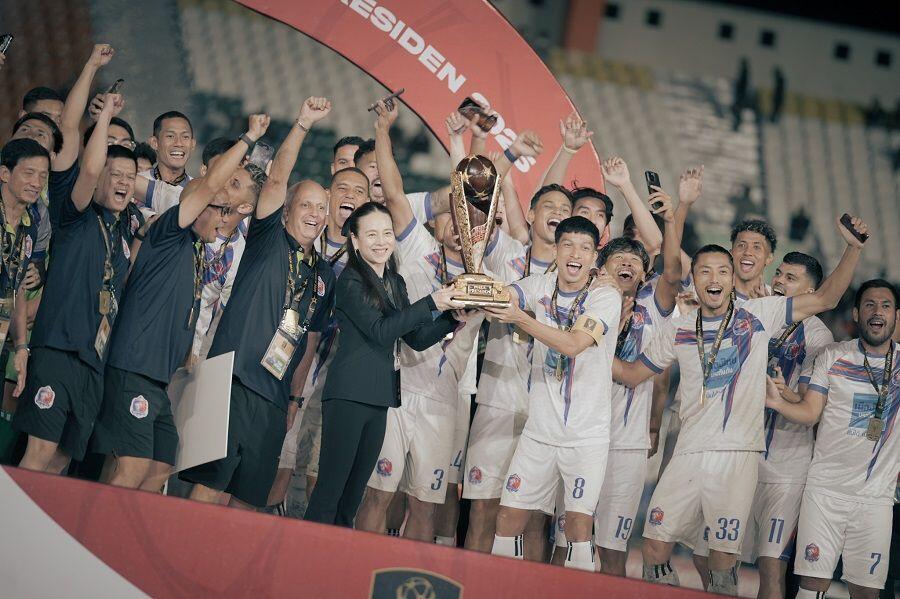 Presiden Federasi Sepak bola Thailand, Madam Pang (wanita), ikut merayakan keberhasilan klubnya, Port FC, menjuarai Piala Presiden 2025 di Stadion Si Jalak Harupat, Bandung, pada 13 Juli 2025. (Yogie Gandanaya/Skor.id)