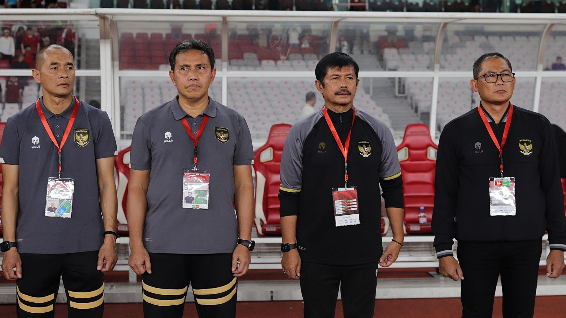 Pelatih timnas U-22 Indonesia, Indra Sjafri (berkumis) bersama jajarannya dalam laga uji coba internasional melawan Lebanon di SUGBK, Jakarta, 16 April 2023. (Mario Sonatha untuk Skor.id)