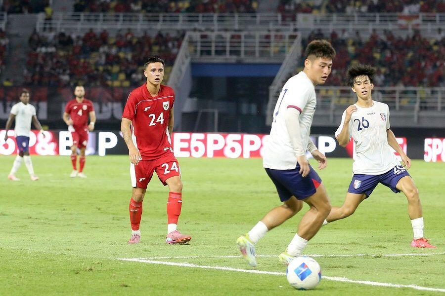 Eliano Reijnders (merah 24) membela Timnas Indonesia melawan Taiwan di Stadion Gelora Bung Tomo, Surabaya, pada 5 September 2025. (Yogie Gandanaya/Skor.id)