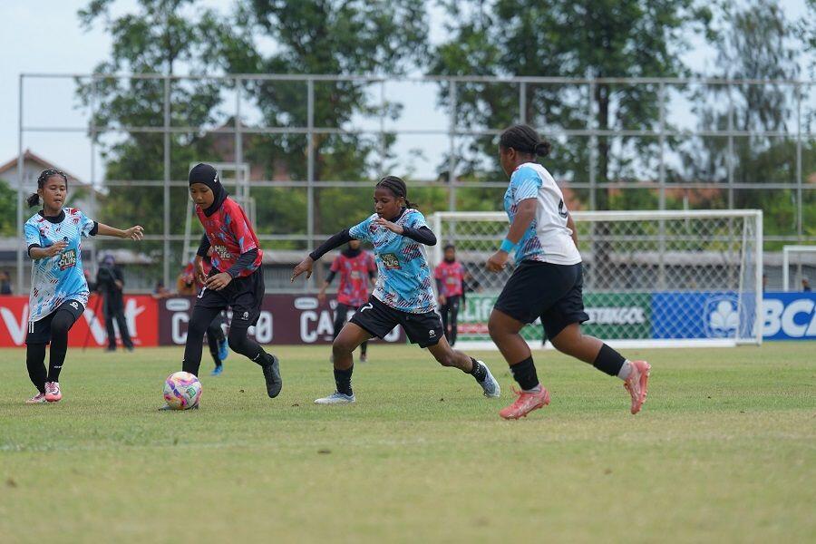 Aksi Ika Wonda, penggawa SD Kristen Manahan di laga final KU 12 Milklife Soccer Challange Solo Seri 1 2025-2026. (Milklife)