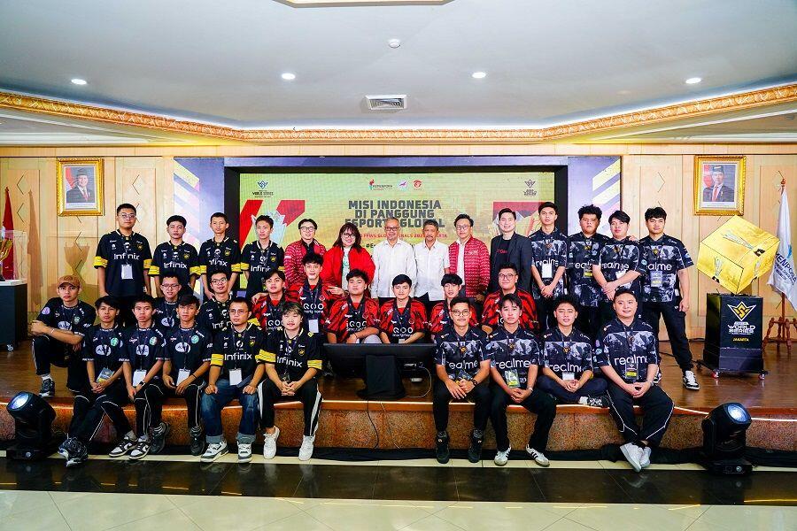 ONIC, EVOS Divine, RRQ Kazu, dan Bigetron by Vitality, bersama dengan jajaran Kemenpora, PBESI, dan Garena. (Garena)