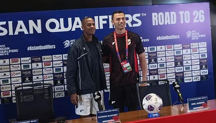 Pelatih Timnas Indonesia, Patrick Kluivert (celana putih), dan kiper Emil Audero saat jumpa pers sebelum laga melawan Cina di SUGBK, Jakarta, 4 Juni 2025. (Nizar Galang/Skor.id)