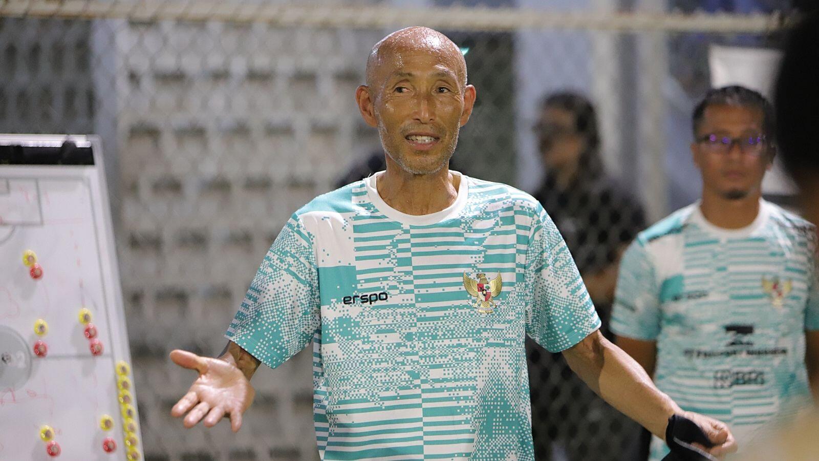 Pelatih Timnas Putri Indonesia, Satoru Mochizuki. (Mario Sonatha untuk Skor.id)