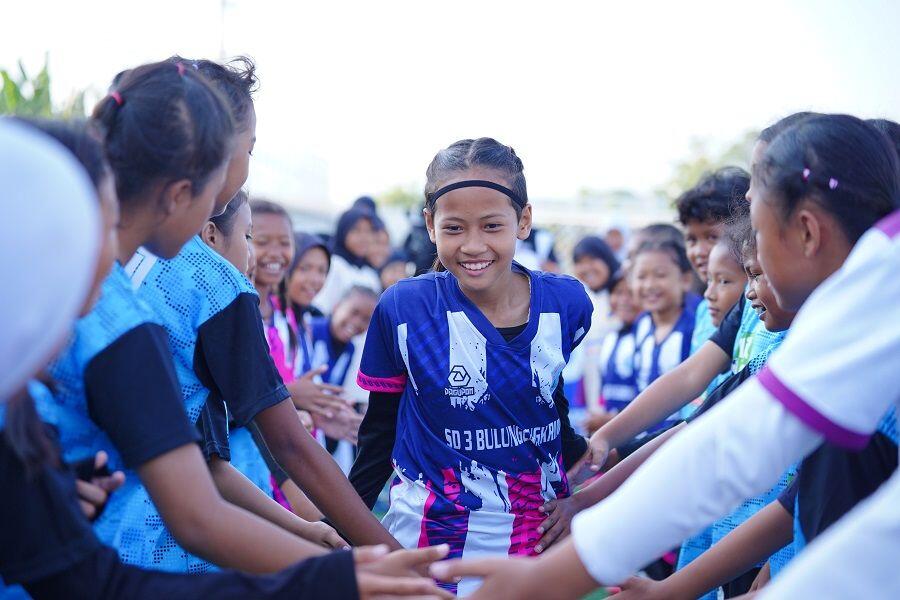 Putri Lestari timnya mendapat guard of honour sebelum menaiki podium sebagai juara KU 10 pada MilkLife Soccer Challenge Kudus Seri 1 2025 - 2026. (Milklife)