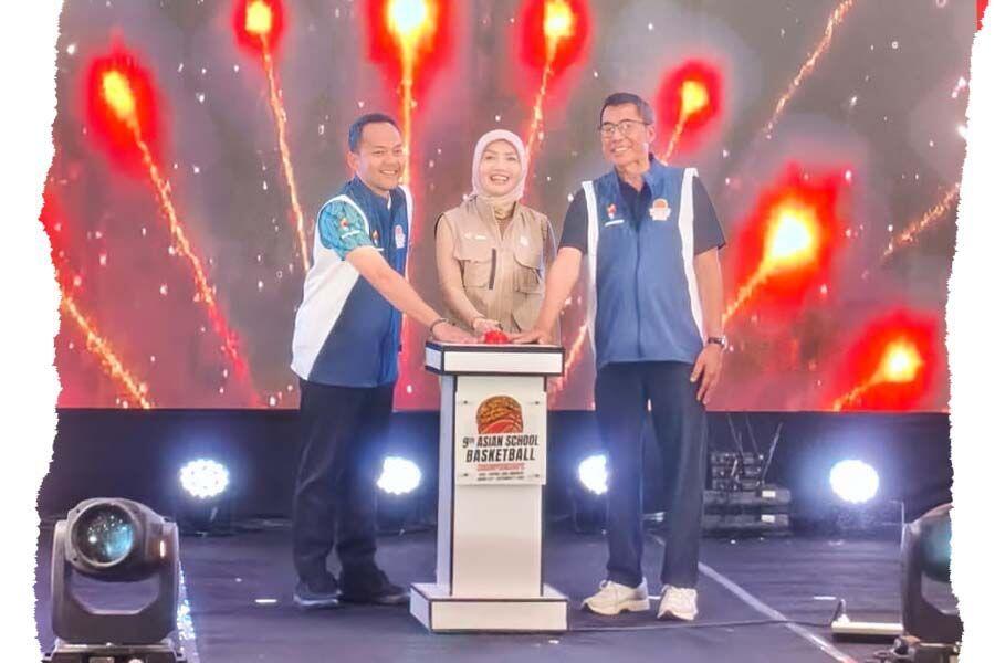 Pembukaan Asian Schools Basketball Championship 2025 (ASBC 2025). (Foto: Pradipta Indra Kumara/Grafis: Deni Sulaeman/Skor.id)