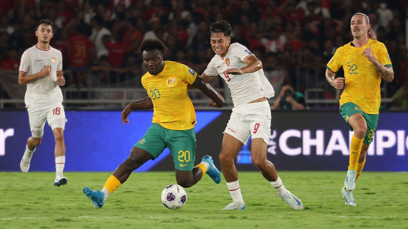 Rafael Struick vs Nestory Irankunda (Timnas Indonesia vs Australia). (Mario Sonatha untuk Skor.id)