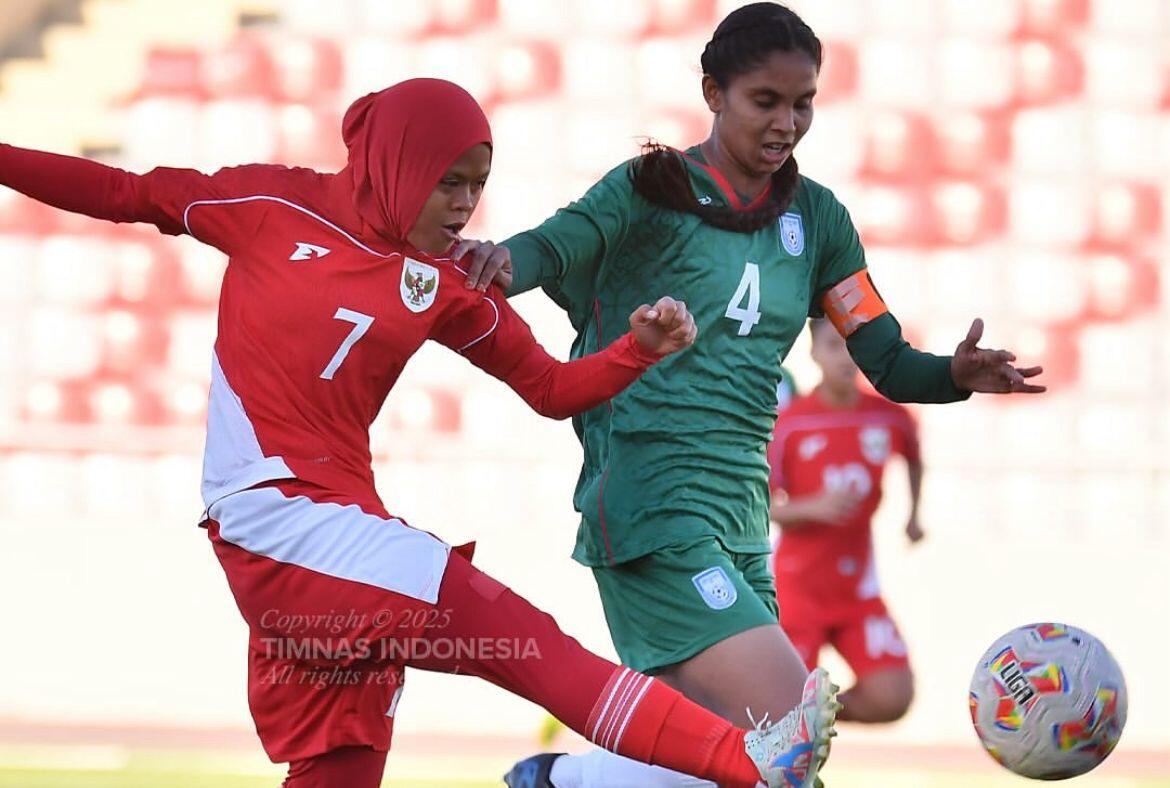 Rosdillah Siti Nurrohmah (merah) membela Timnas putri Indonesia melawan Bangladesh di Stadion King Abdullah II, Amman, Yordania, 31 Mei 2025. (Instagram Timnas Indonesia)