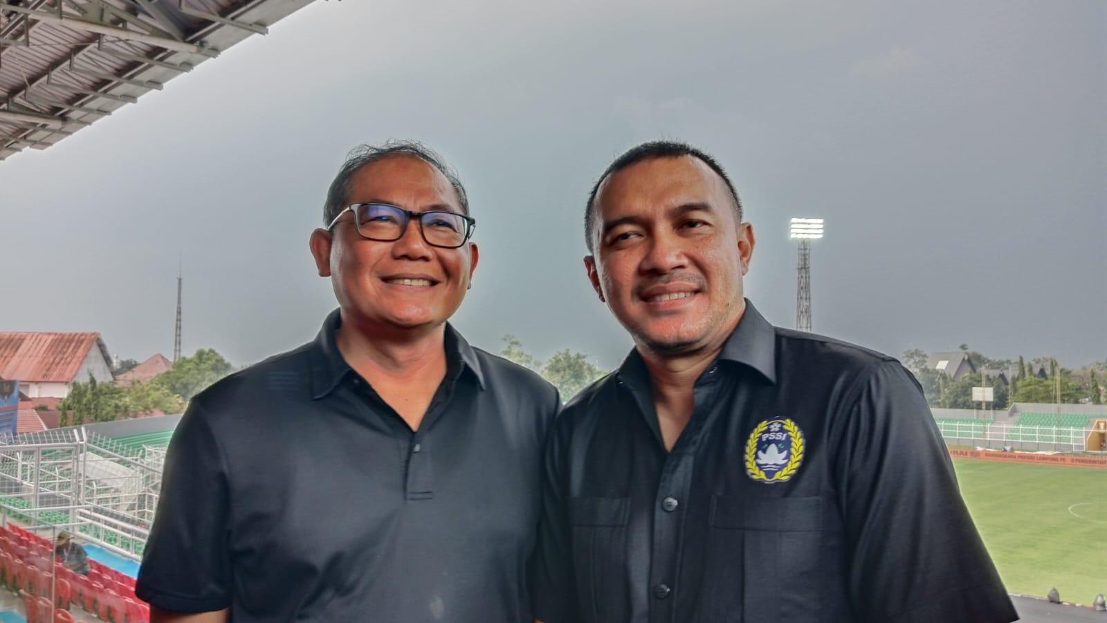 COO Bhayangkara Presisi Lampung FC, Sumardji dan Wakil Ketua Asprov PSSI Lampung Yoga Swara. (Estu Santoso/Skor.id)