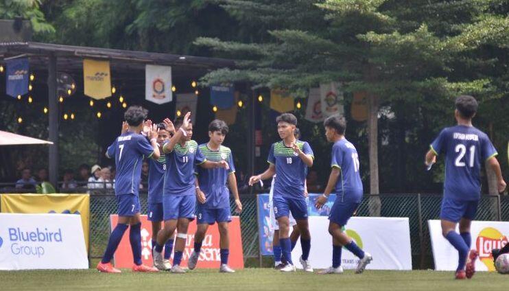 Selebrasi para pemain TSI.