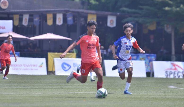 Penyerang TSI, Rayyan Tsaqeel (merah).