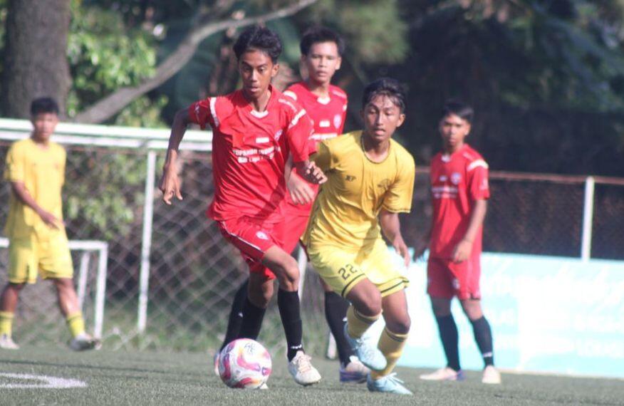 Aksi pemain TSI Jakarta, Abdul Azis.