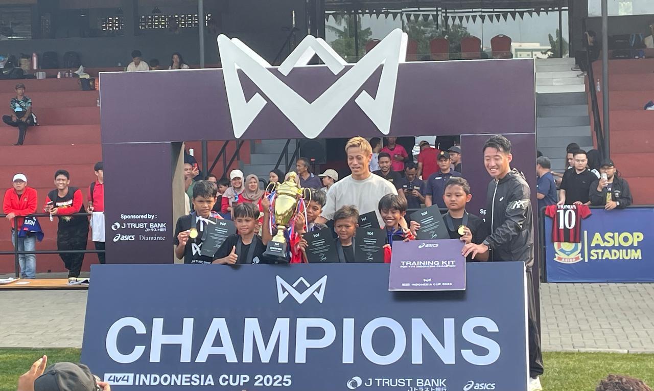 Tim U-11 Charet's Kabupaten Bandung merayakan juara 4v4 Indonesia Cup 2025 bersama Keisuke Honda (kaus putih) di Stadion ASIOP, Jakarta, 8 Juni 2025. (Taufani Rahmanda/Skor.id)