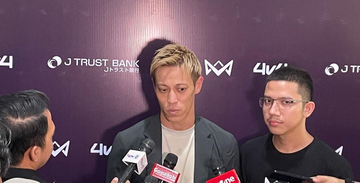 Legenda Timnas Jepang, Keisuke Honda, diwawancarai media usai menghadiri 4v4 Indonesia Cup 2025 di Stadion ASIOP, Jakarta, 8 Juni 2025. (Taufani Rahmanda/Skor.id)