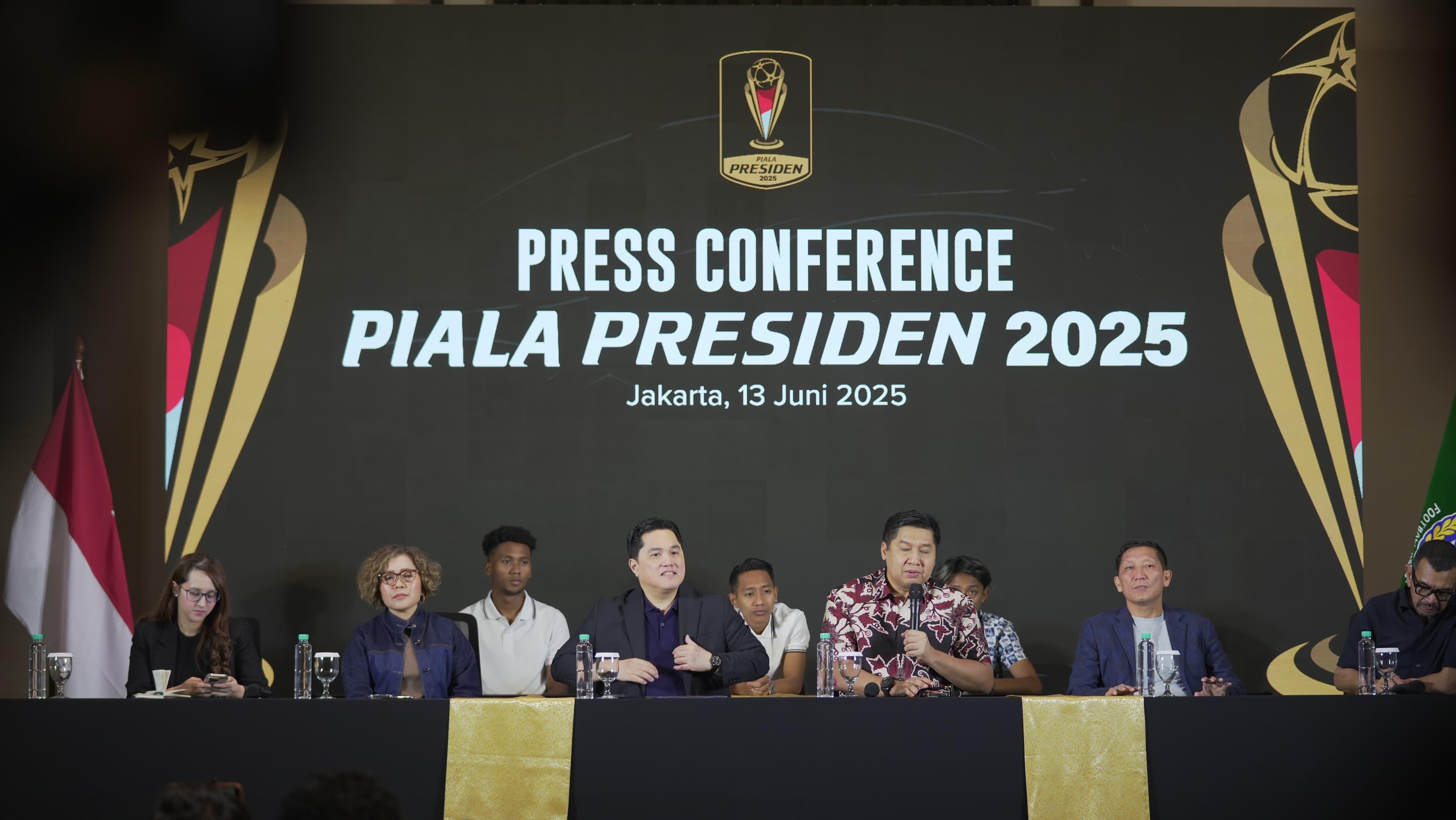 Ketua Umum PSSI, Erick Thohir (jas hitam tengah), pada konfrerensi pers perihal Piala Presiden 2025 di Jakarta, 13 Juni 2025. (Yogie Gandanaya/Skor.id)