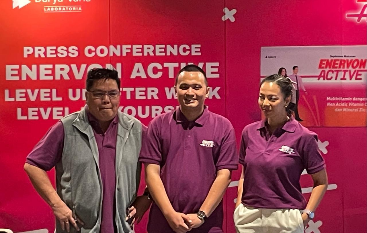 Dokter Pemerhati Kesehatan Michael Reo (rompi), dan Brand Manager Health Supplement Enervon Pradipa Osadawedya Syarif (tengah) pada peluncuran kampanye Level Up After Work with Enervon Active di Jakarta, 16 Juni 2025. (Taufani Rahmanda/Skor.id)