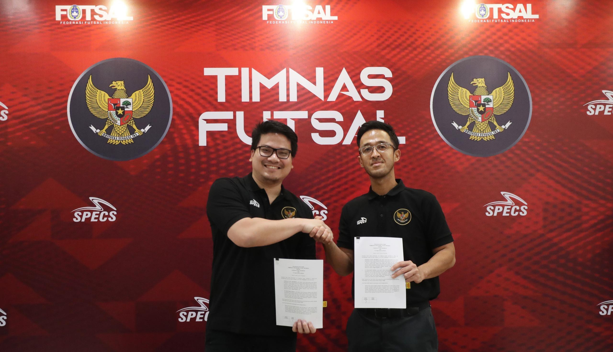 Ketua Umum FFI Michael Sianipar (kaca mata hitam) bersama Marketing Senior Manager Specs Specs Iwan Saktiawan, sepakat melanjutkan kerja sama kedua pihak untuk Timnas futsal Indonesia di Jakarta, 18 Juni 2025. (Media FFI)