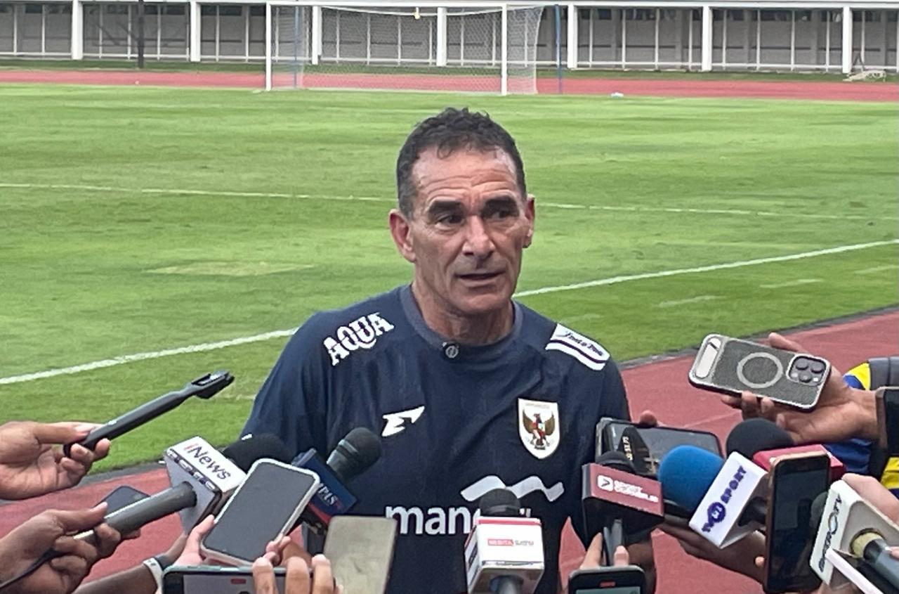 Pelatih Timnas U-23 Indonesia, Gerald Vanenburg, usai memimpin latihan tim di Stadion Madya, Jakarta, pada 23 Juni 2025. (Taufani Rahmanda/Skor.id)