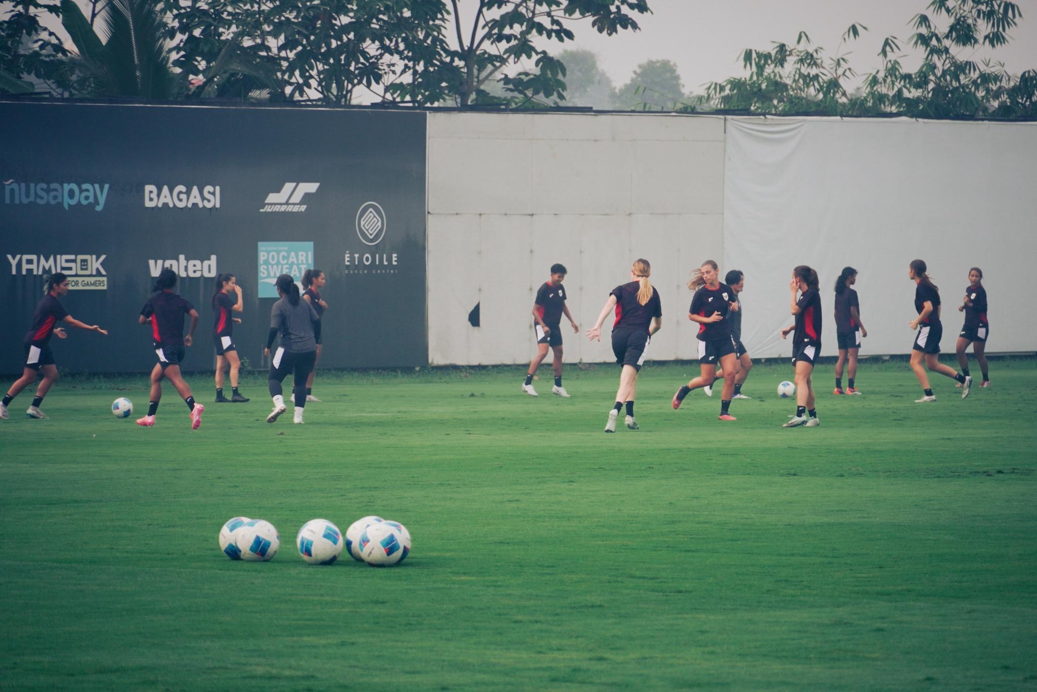Para pemain Timnas putri Indonesia menjalani Official Training menuju Kualifikasi Piala Asia 2026 di Dewa United Arena, Tangerang, 28 Juni 2025. (Firas Naufal/Skor.id)
