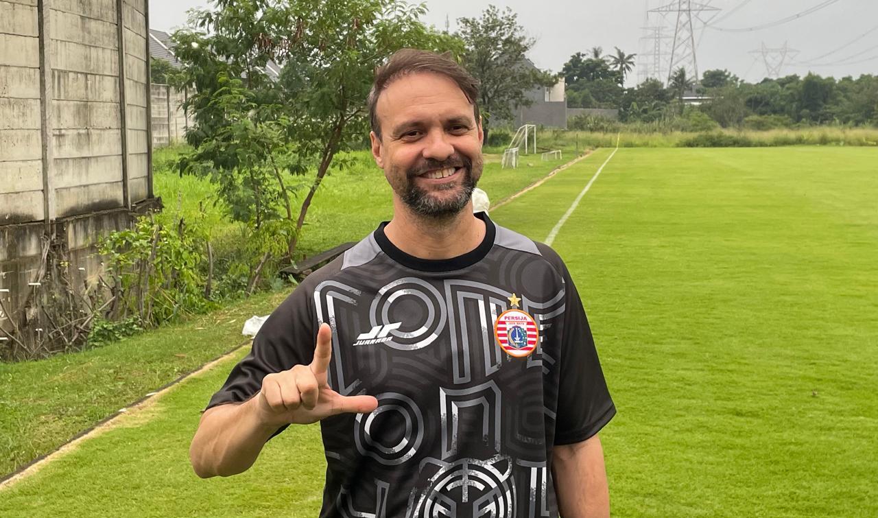Pelatih Persija Jakarta, Mauricio Souza, usai memimpin latihan perdana Macan Kemayoran menuju Liga 1 2025-2026 di Persija Training Ground, Depok, 28 Juni 2025. (Taufani Rahmanda/Skor.id)