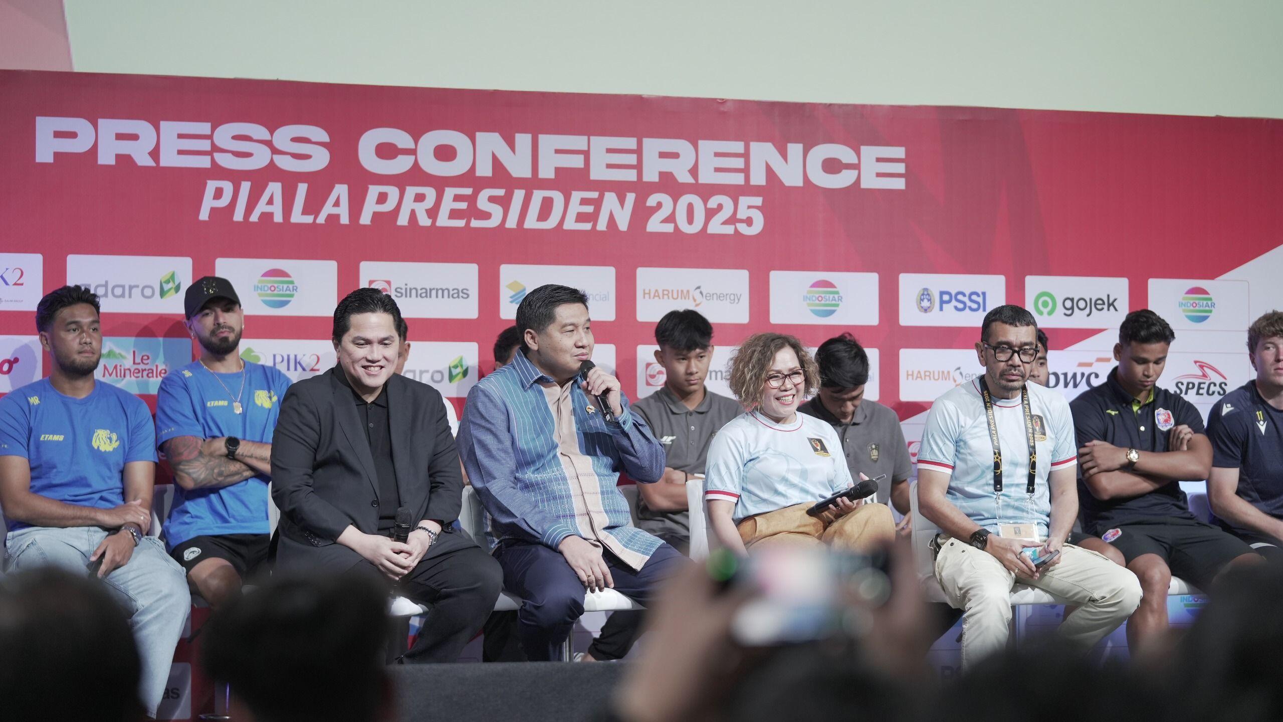Ketua Umum PSSI, Erick Thohir (jas hitam), bersama Ketua Steering Committee Piala Presiden 2025, Maruarar Sirait (batik biru), pada jumpa pers terkait kesiapan penyelenggaraan turnamen pramusim tersebut di Jakarta, 4 Juli 2025. (Yogie Gandayana/Skor.id)