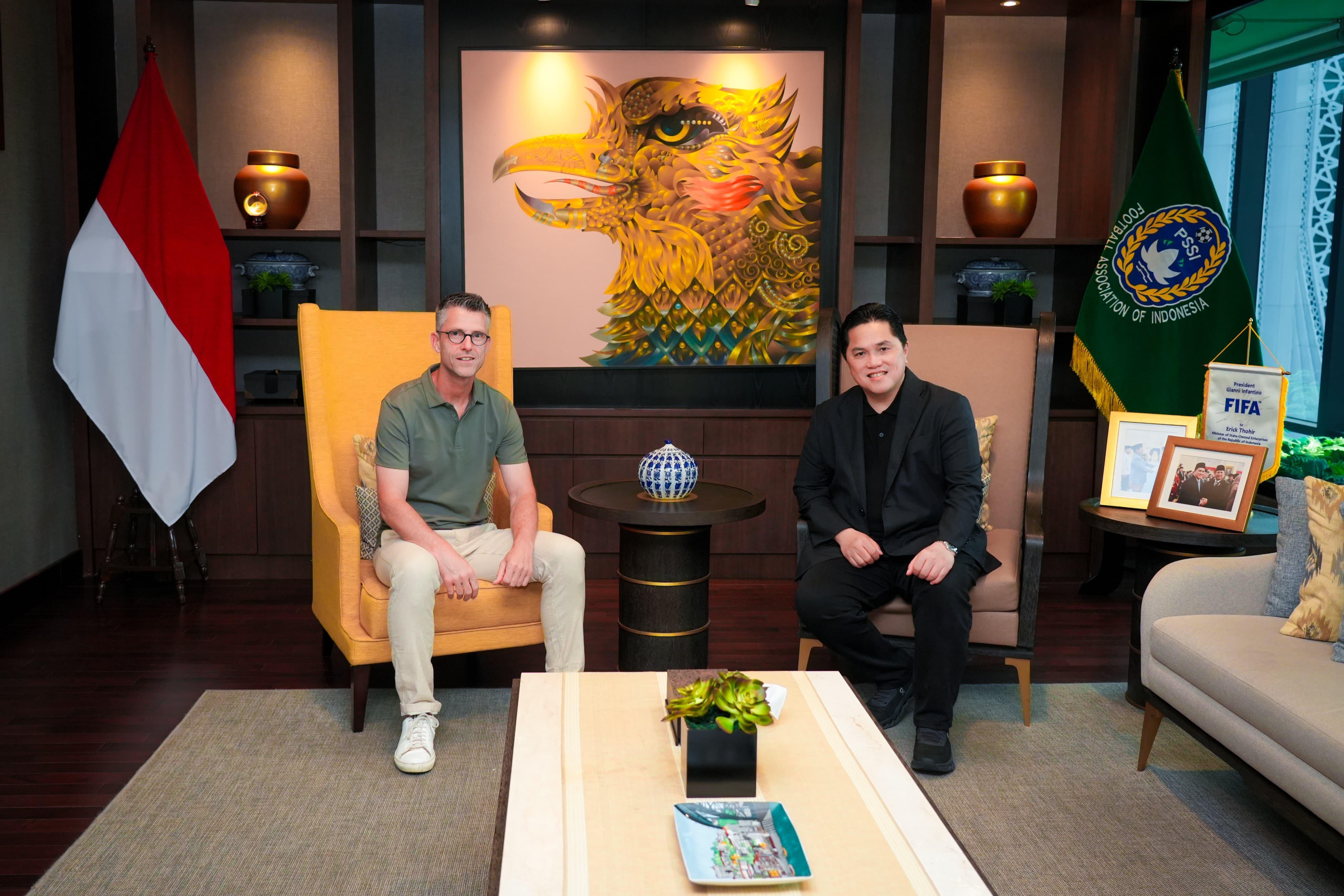 Ketua Umum PSSI, Erick Thohir (pakaian hitam), melakukan pertemuan dengan Frank van Kempen untuk menangani Timnas U-20 Indonesia di Jakarta, 5 Juli 2025. (Media PSSI)