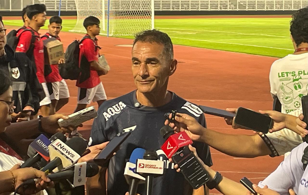 Pelatih Timnas U-23 Indonesia, Gerald Vanenburg, diwawancarai sebelum memimpin latihan Garuda Muda di Stadion Madya, Jakarta, pada 10 Juli 2025. (Taufani Rahmanda/Skor.id)