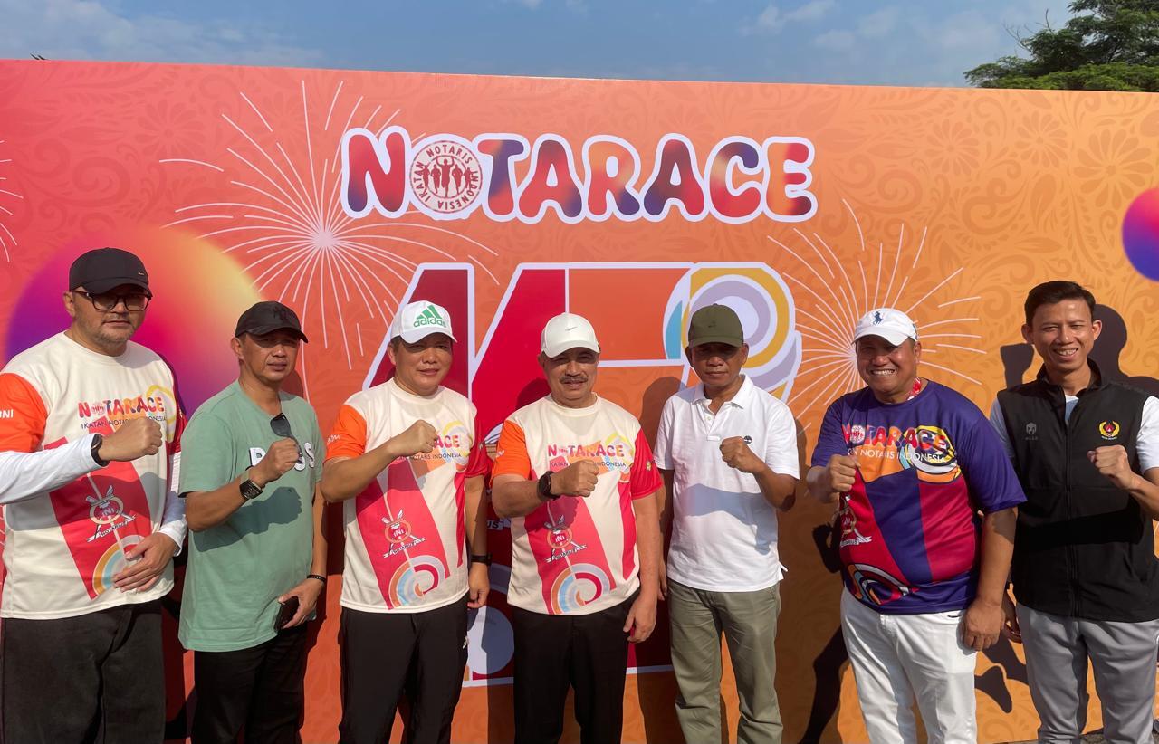 Wakil Wali Kota Bekasi, Abdul Harris Bobihoe (tengah), dan jajaran pada kegiatan Notarace 2025 yang diselenggarakan PP INI di Kota Summarecon Bekasi, Bekasi, 13 Juli 2025. (Taufani Rahamanda/Skor.id)