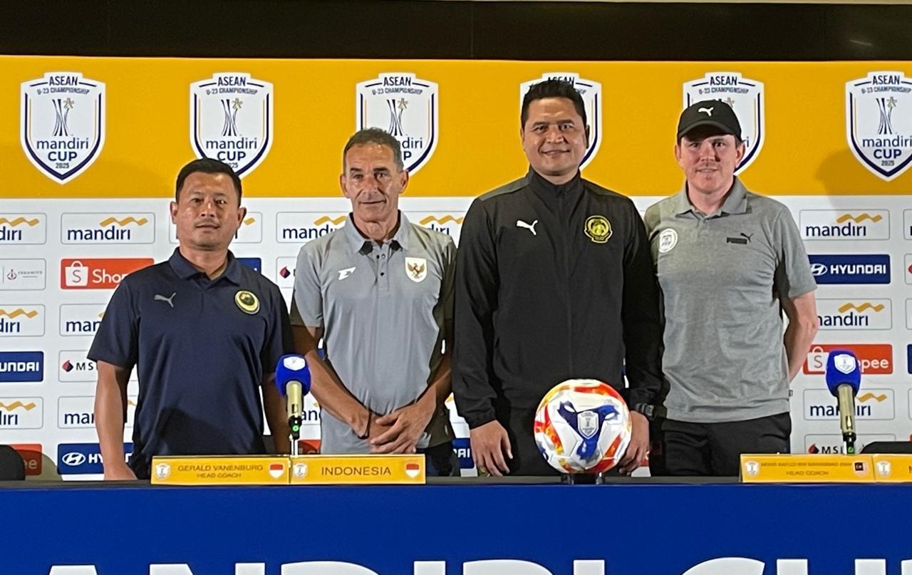 Pelatih Timnas U-23 Indonesia, Gerald Vanenburg (baju logo garuda), bersama pelatih kepala tim lain di Grup A Piala AFF U-23 2025 usai sesi konferensi pers di SUGBK, Jakarta, 14 Juli 2025. (Taufani Rahmanda/Skor.id)