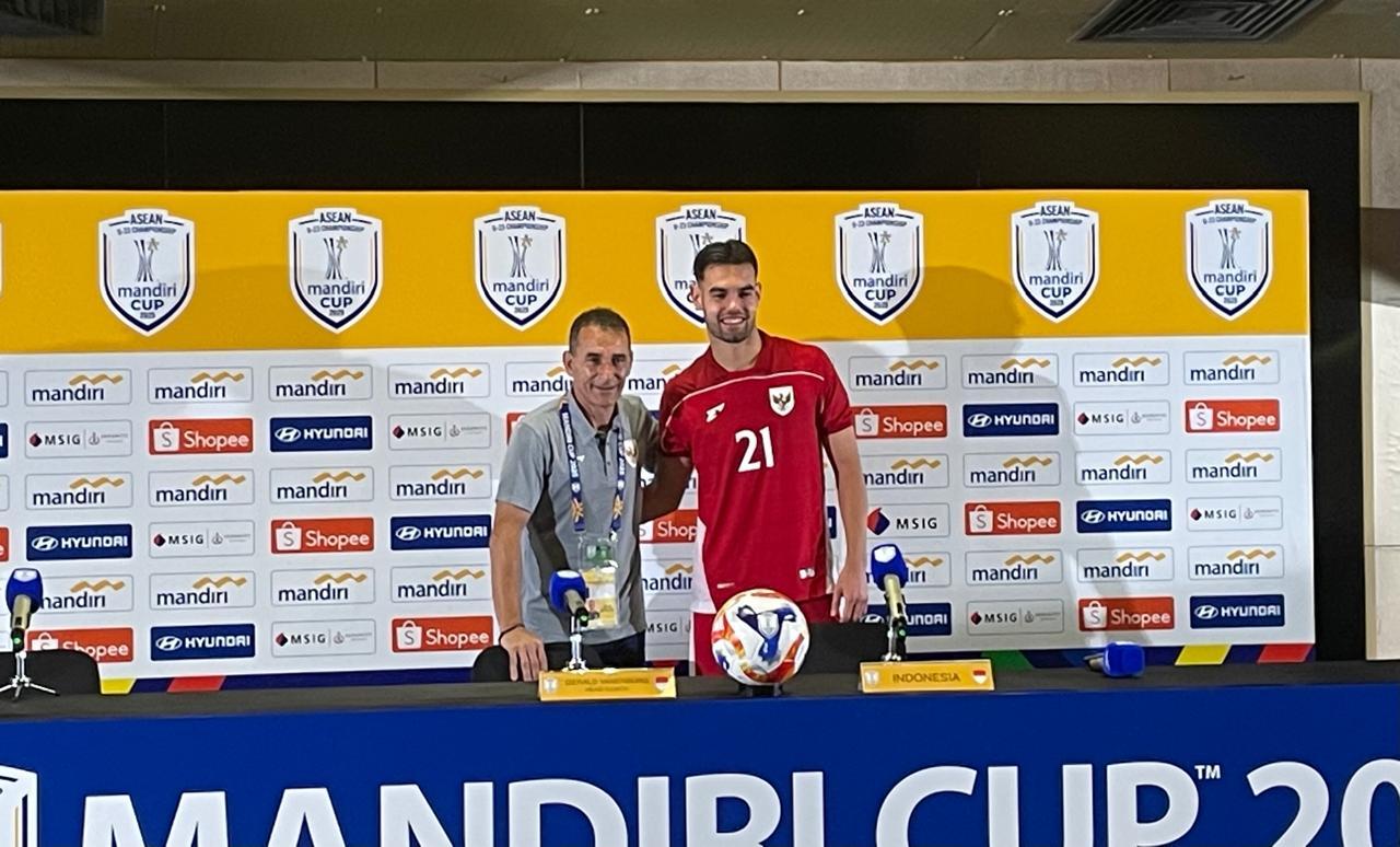 Pelatih Timnas U-23 Indonesia, Gerald Vanenburg, bersama pemainnya Jens Raven (merah) pada jumpa pers usai melawan Brunei Darussalam pada Piala AFF U-23 2025 di SUGBK, Jakarta, 15 Juli 2025. (Taufani Rahmanda/Skor.id)