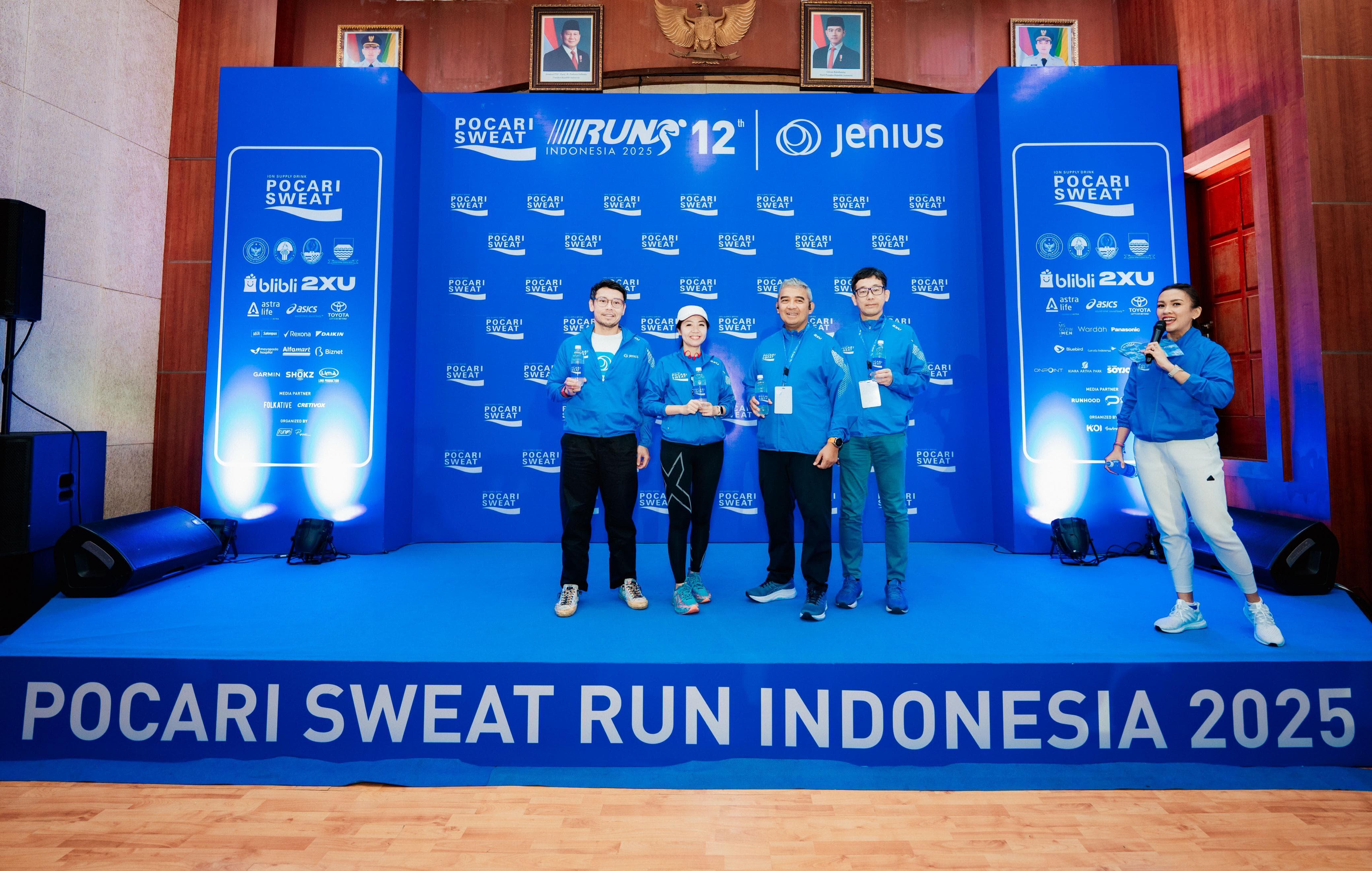 Marketing Director PT Amerta Indah Otsuka Puspita Winawati (topi putih), bersama Wali Kota Bandung Muhammad Farhan (rambut putih) pada konferensi pers Pocari Sweat Run Indonesia 2025 di Bandung, 20 Juli 2025. (Media Pocari Sweat Run Indonesia 2025)