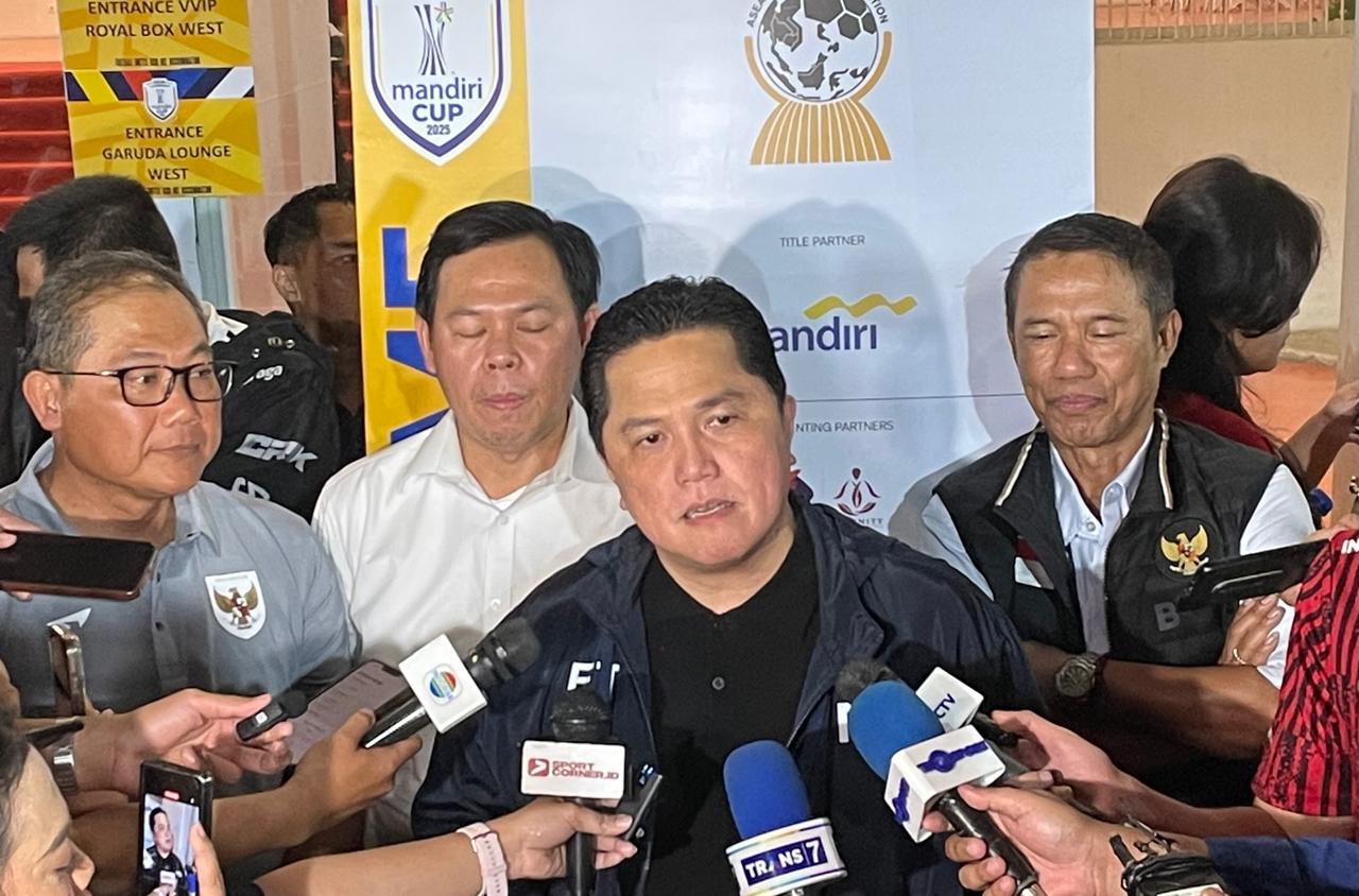 Ketua Umum PSSI, Erick Thohir (baju hitam), usai menyaksikan langsung laga Timnas U-23 Indonesia vs Malaysia di SUGBK, Jakarta, pada 21 Juli 2025. (Taufani Rahmanda/Skor.id)