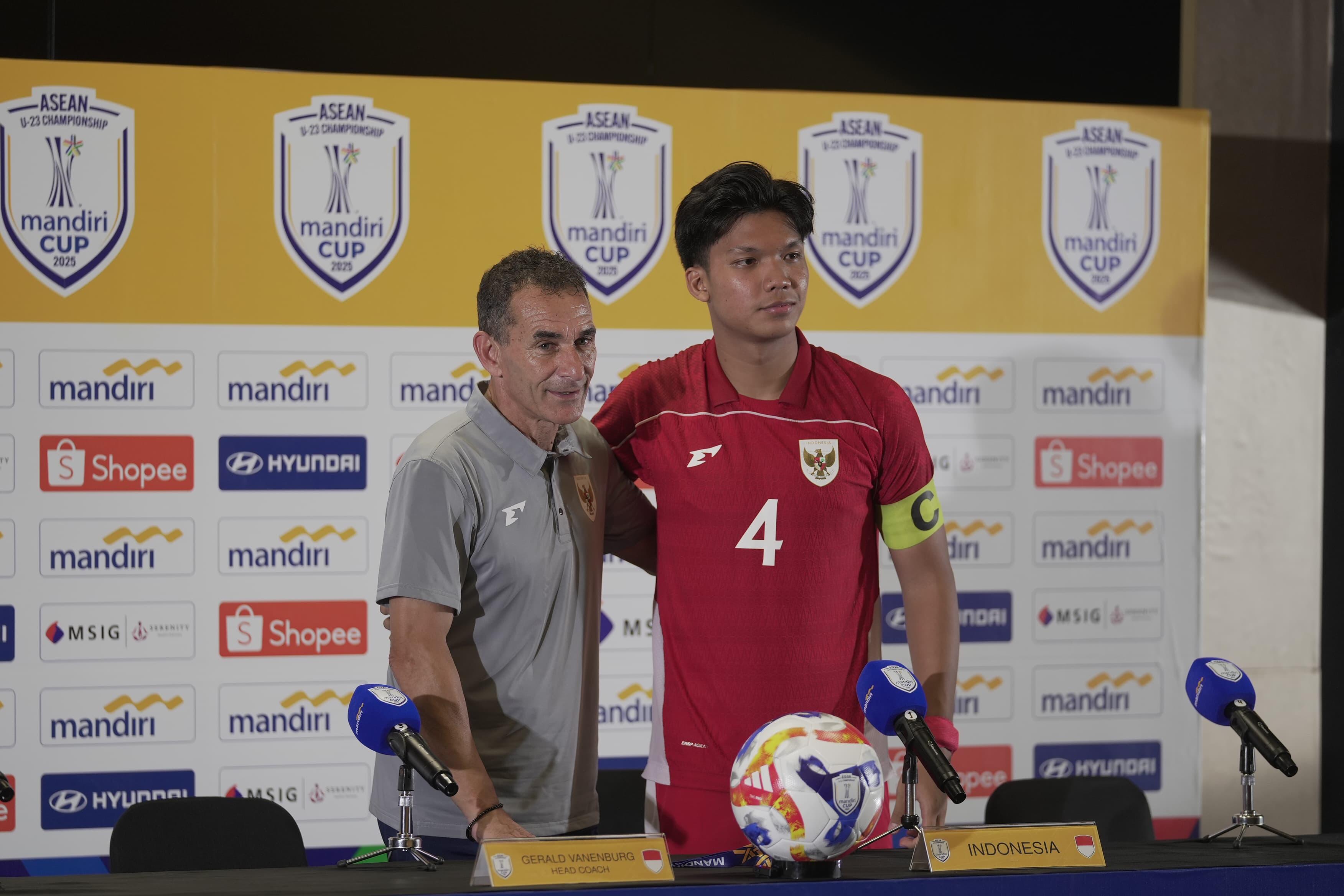 Pelatih Timnas U-23 Indonesia, Gerald Vanenburg (abu-abu), bersama kapten tim Kadek Arel pada konferensi pers usai lawan Malaysia pada Piala AFF U-23 2025 di SUGBK, Jakarta, 21 Juli 2025. (Uut Kaharudin/Skor.id)